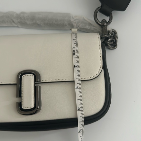 Authentic Marc Jacobs
The Bi-Color J Marc mini bag - Picture 12 of 13